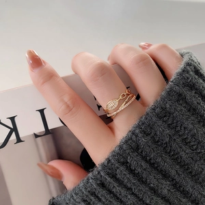Gros plan détaillé d'une bague dorée double couche avec accents en zircon pavé