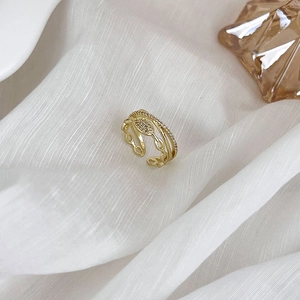 Détail d'une bague dorée double épaisseur avec zircon marquise et sertissage pavé