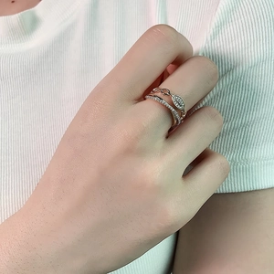 Bague double couche or rose avec design chaîne et accents de zircons en amande