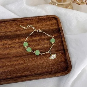 Bracelet Vintage Élégant en Cuivre Pendentif Feuille de Ginkgo Avec Perles Vertes Incrustation Coquillage Blanc Bijoux Femme