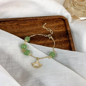 Bracelet feuille de ginkgo doré avec perles de jade vert et incrustation nacre