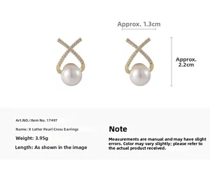 Détail de boucles d'oreilles dorées en X avec perles et cristaux, 1,3 cm x 2,2 cm