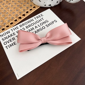Detail von rosa Satin-Schleifen-Haarspange mit Doppelschicht-Design und Entenschnabelclip