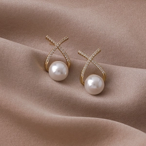 Élégantes boucles d'oreilles dorées en X avec cristaux scintillants et perle blanche