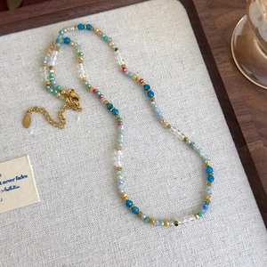 Λεπτομέρεια από χειροποίητο κολιέ με πράσινες χάντρες και ρυθμιζόμενο κούμπωμα καβούρι
