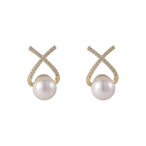 Élégantes boucles d'oreilles perles avec accents croisés en zircon plaqué or