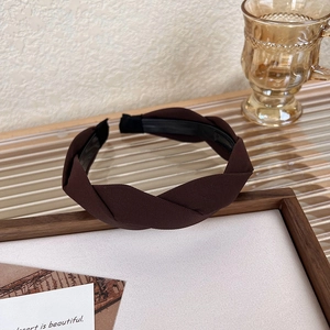 Detail showing deep brown twisted fabric headband with non-slip inner teeth design
