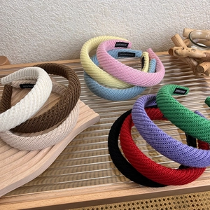 Fascia per capelli in maglia minimalista in colori autunnali con etichetta fatta a mano
