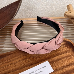 Detail of dusty pink braided satin headband with silk texture and anti-slip lining