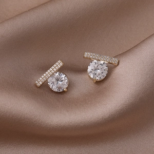 Boucles d'oreilles en argent S925 avec zircons minimalistes sur fond de soie douce