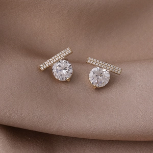 Boucles d'oreilles en argent S925 avec zircons micro-paves sur barres métalliques dorées