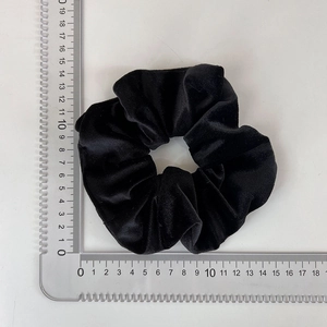 Λεπτομερής προβολή του μαύρου βελούδινου scrunchie 12cm που δείχνει την υφή του