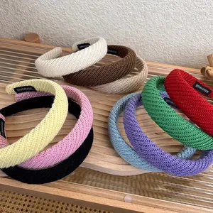 Fasce larghe in maglia in dieci colori su vassoio in legno con etichette fatte a mano