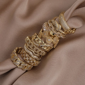Ensemble de bagues dorées élégantes avec zircon, chaîne cubaine et fleurs en cristal