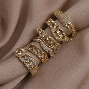 Ensemble de six bagues dorées avec zircons, mailles cubaines et détails pavés brillants