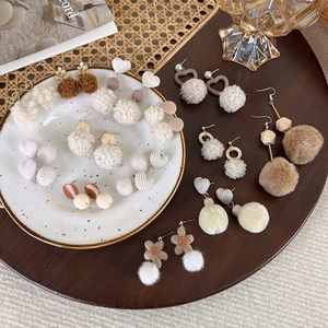 Collection de boucles d'oreilles boules en peluche automne hiver marron et crème