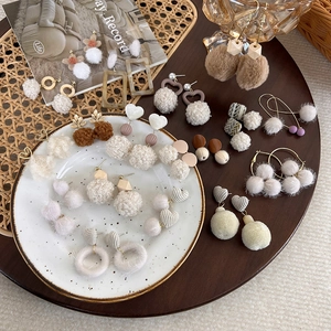 Collection hivernale de boucles d'oreilles pompons marron café et clous en peluche coeur