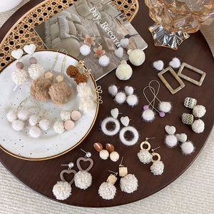 Détails d'oreilles en peluche d'automne aux textures de tricot et de bois chaud