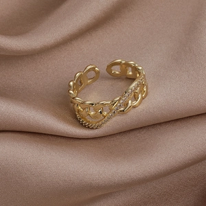 Détail de la bague ajustable en chaîne dorée ornée de zircons sur soie