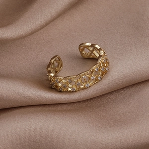 Détails macro de la bague géométrique dorée avec accents étincelants en zircon