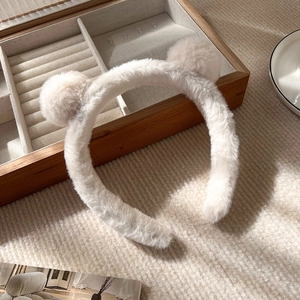Détail du serre-tête oreilles d'ours en peluche douce pour le soin du visage et maquillage