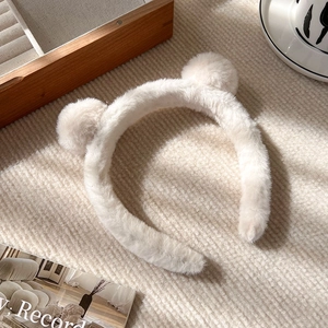 Vue détaillée d'un serre-tête oreilles d'ours en peluche beige en fausse fourrure