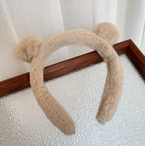 Détail du serre-tête oreilles d'ours en peluche beige avec texture douce en fausse fourrure