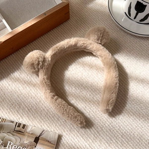 Gros plan d'un serre-tête oreilles d'ours en peluche douce pour se laver le visage