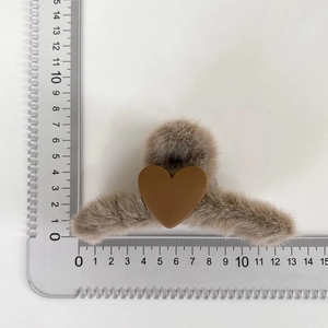 Detailansicht der großen Plüsch Haarklammer mit Herz, inklusive Größenmessung von 11,5 cm