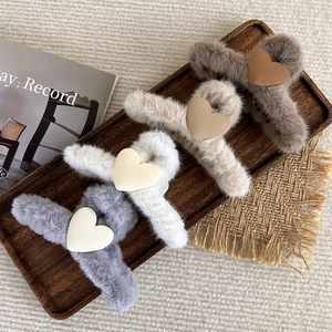 Plüsch-Haarklammern mit Herz in Grau, Weiß, Beige und Braun für Herbst und Winter