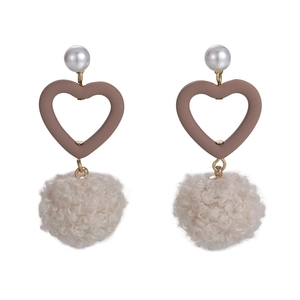 Boucles d'oreilles vintage cœur marron avec pompon en peluche et perle élégante