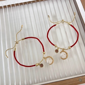 Rood koord armband met konijn hanger, gouden maan en Fu-geluksteken plaatje