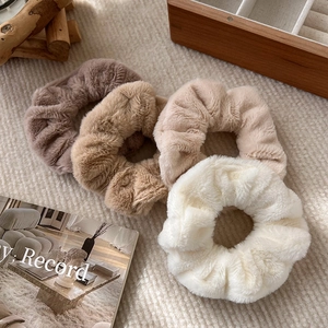 Set di quattro elastici per capelli in peluche nei colori crema kaki e rosa cipria