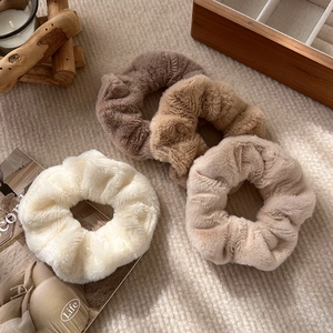 Set di tre elastici per capelli in peluche di ecopelliccia marrone, beige e crema
