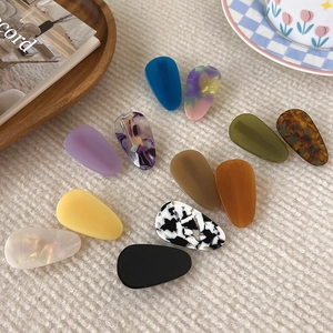 Collection détaillée de barrettes à cheveux en acrylique aux couleurs unies et motifs variés