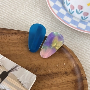 Détail de barrettes goutte en acrylique bleu marine et marbre dégradé sur plateau