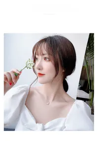 Gros plan d'un collier de renne doré porté par une femme pour un look de luxe chic