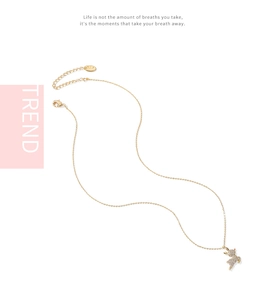 Gros plan du collier biche dorée avec pendentif serti de strass étincelants
