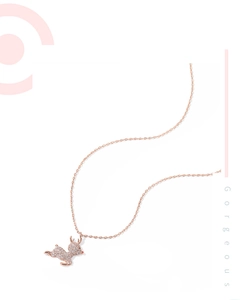 Détail du pendentif cerf en or rose serti de pierres de zircone blanches étincelantes
