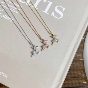Détail de colliers cerf en argent, or et or rose sertis de zircons étincelants