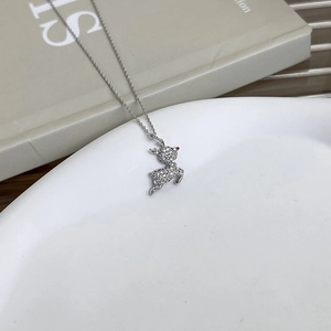 Détail du pendentif renne argenté serti de zircons brillants et d'un petit nez rouge