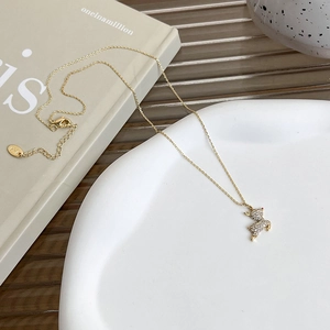 Détail macro du pendentif cerf sautant avec pavé de zircons blancs et fermoir ajustable