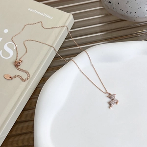 Détail du collier cerf en or rose avec micro-incrustations de pierres sur le pendentif