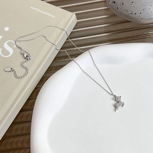 Détail du collier cerf en argent S925 avec zircons blancs et œil en gemme rouge