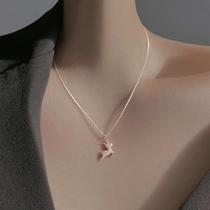 Collier élégant en or rose avec pendentif cerf serti de cristaux de zircon brillants