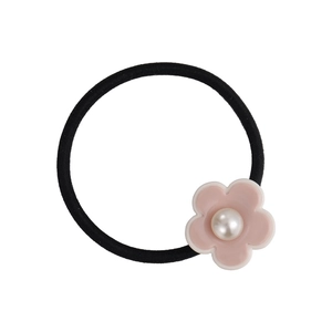 Élastique à cheveux fleur rose avec perle et bande noire sur fond blanc pur