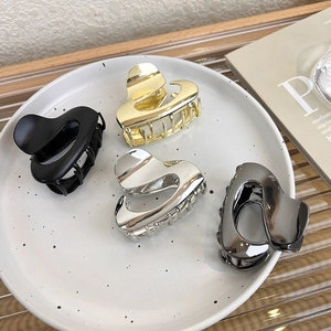 Set di quattro mollette per capelli a cuore in metallo oro argento nero e grigio