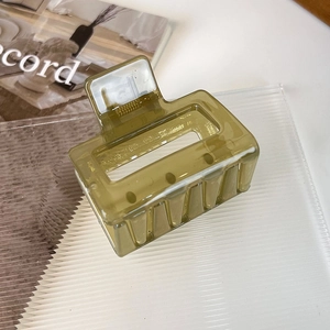 Vue détaillée de la pince à cheveux carrée vert olive translucide avec cadre rectangulaire
