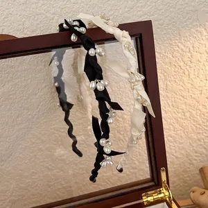 Serre-tête élégant avec nœud en tissu et perles pour femme en noir et blanc crème