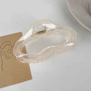 Détail d'une grande pince à cheveux nuage rose gelée avec une finition acrylique brillante